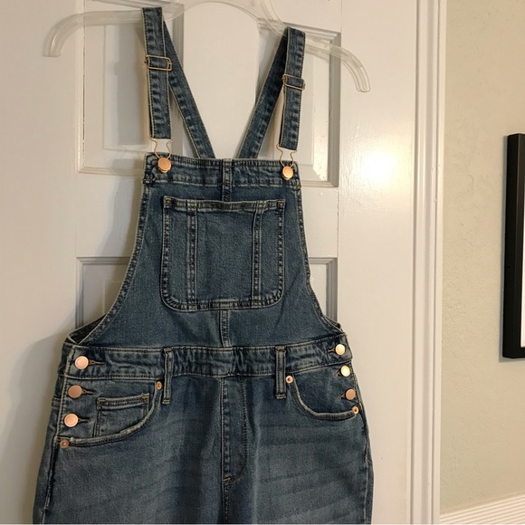 Universal Thread High-Rise Cropped Raw Hem Overalls - Picture 5 of 9